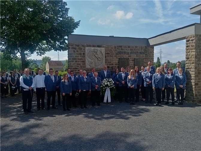 Die Musiker bei der Kranzniederlegung auf dem Friedhof.  Foto: privat