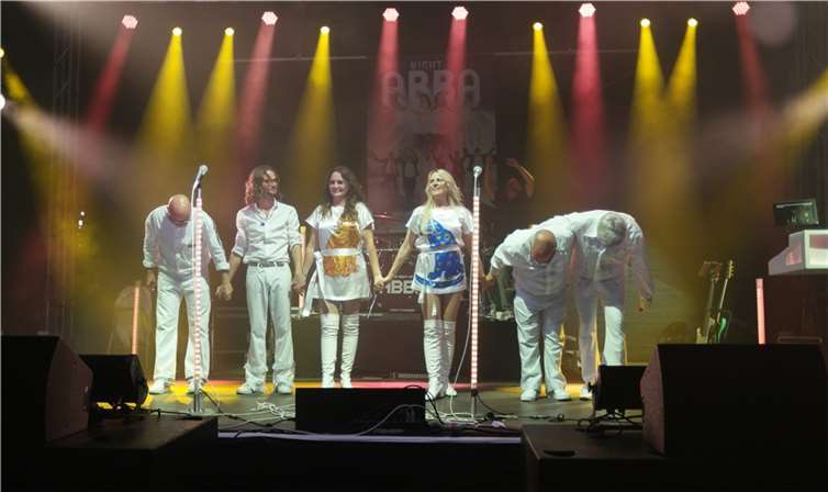 Die Musiker der Band Noble Composition brachten eine wahre ABBA-Nostalgie auf die Bühne. Fotos: ND