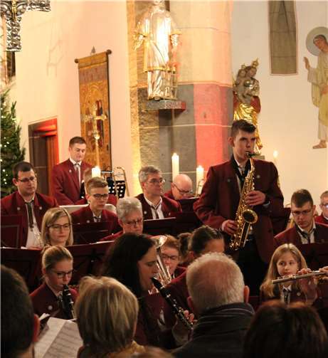 Die Musiker der Blaskapelle Ettringen unter der Leitung von Jenny Schaaf ziehen die Besucher beim Neujahrskonzert in St. Genovefa mit viel Leidenschaft und Lebendigkeit in ihren Bann. Foto: privat