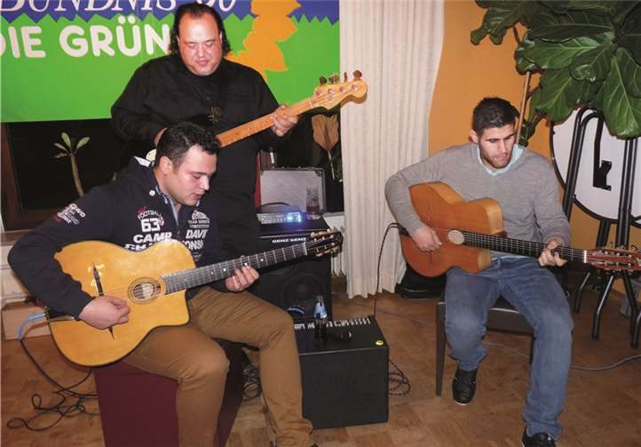 Die Musiker der Django Reinhardt Band, Jermaine (Gitarre), Marlon (Gitarre) und Sascha Reinhardt (Bass) gestalteten den musikalischen Rahmen.