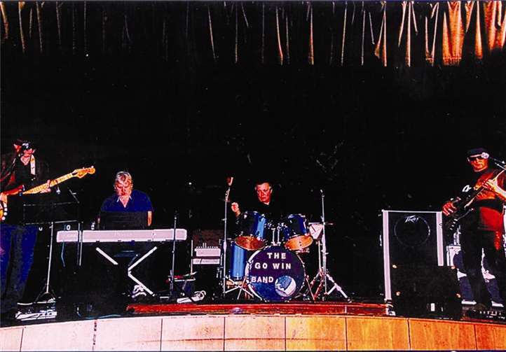 Die Musiker der Gruppe „THE GO WIN BAND“ zeigen ihr musikalisches Können auf der Bühne. Privat