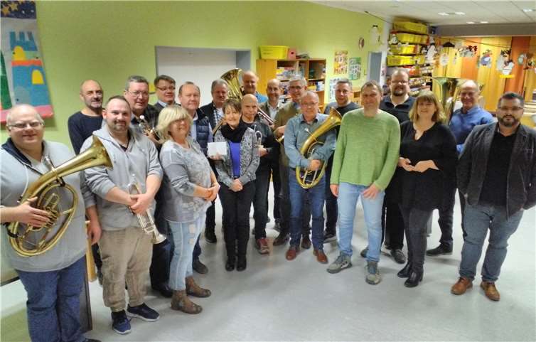 Die Musiker der Null-Uhr-Kapell übergeben die Spenden an die Vertreter des Fördervereins der St. Johannes Grundschule Erpel (rechts) und der Ortsgemeinde Erpel (Mitte). Foto: privat