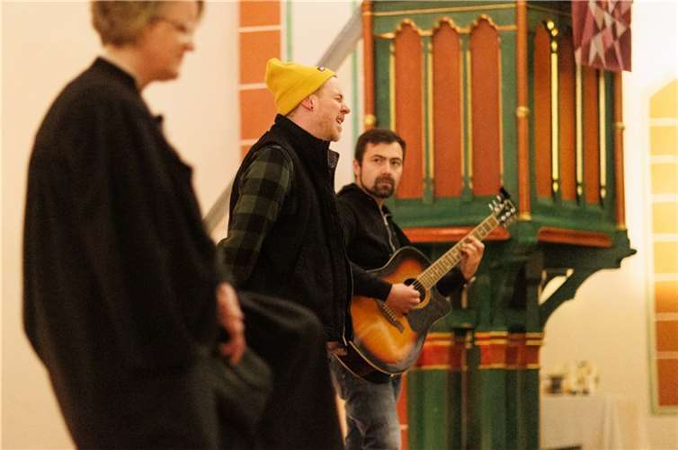 Die Musiker des Abends, Steve Joachim und Bastian Schlemmer (Gitarre). Foto: Evangelisches Dekanat Westerwald