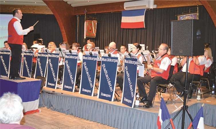 Die Musiker des Musikkorps der Remagener Stadtsoldaten unter der Leitung von Frank Weiß. AB
