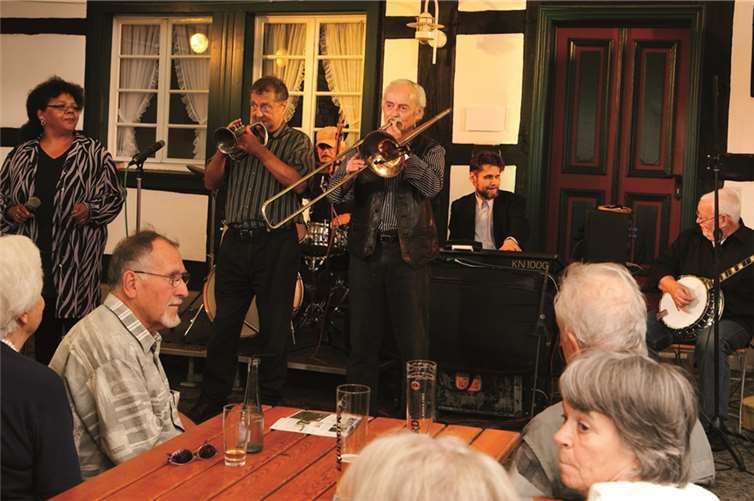 Die Musiker geben Vollgas bei „Kultur im Hof“ in Rheinbach.privat