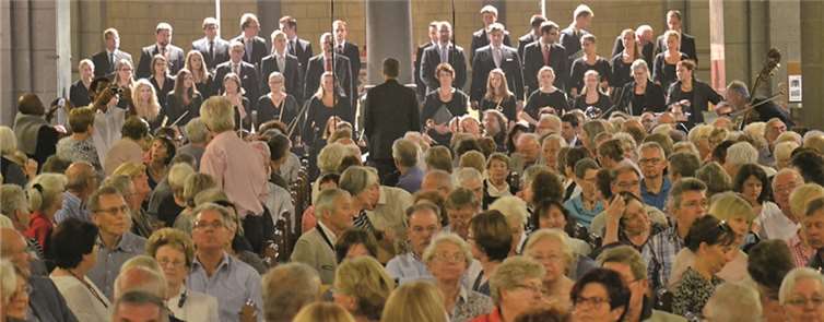 Die Musiker hatten sich am Sonntag vor dem Stiftergrab positioniert. Zwar waren die Akteure nicht zu sehen, dafür aber erlebten die Zuhörer einen himmlischen Klang.