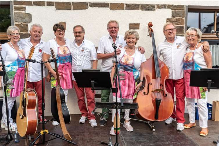 Drei Nejer un en Bunn sagen Tschüss Die Musiker mit ihren Frauen. Foto: Foto-Lambertz