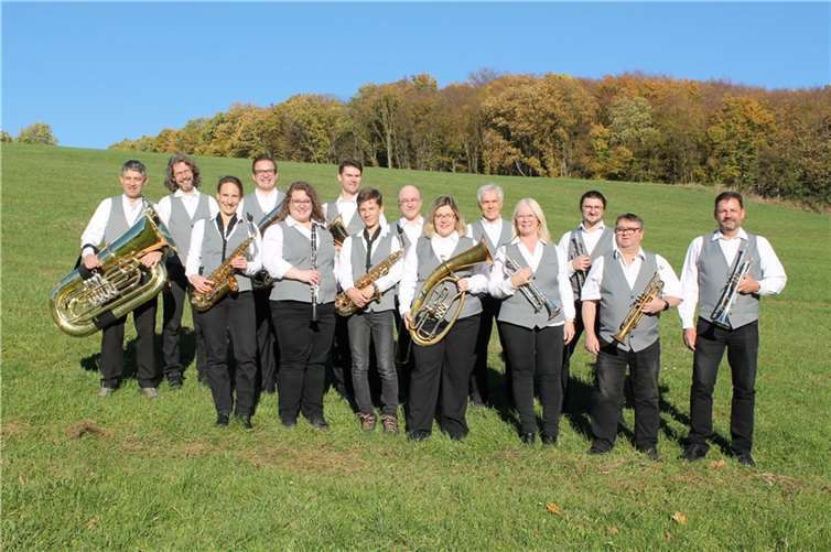 Die Musiker mit ihren Instrumenten.  Foto: privat