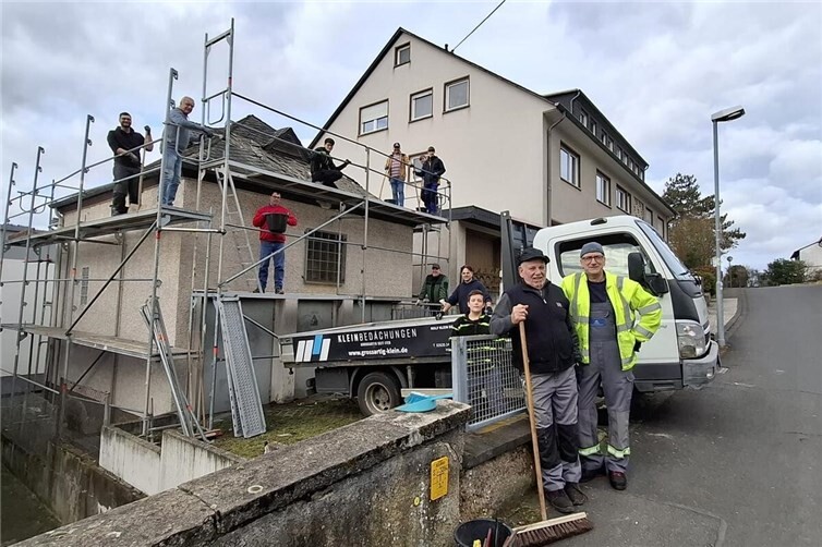 Die Musiker packen kräftig mit an.
