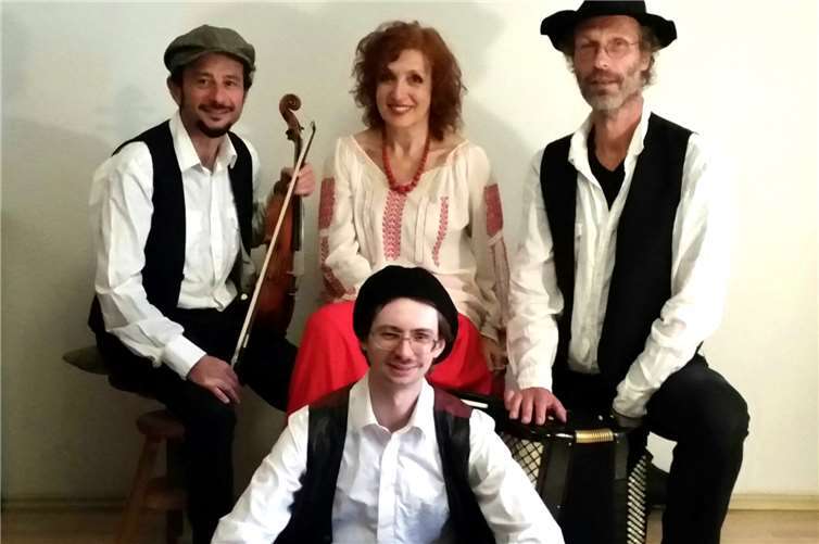 Die Musiker von „Kol Colé“. Von links: Igor Mazritsky, Bella Liebermann, Daniel Marsch. Vorne: Roman Nedzvetskyy.