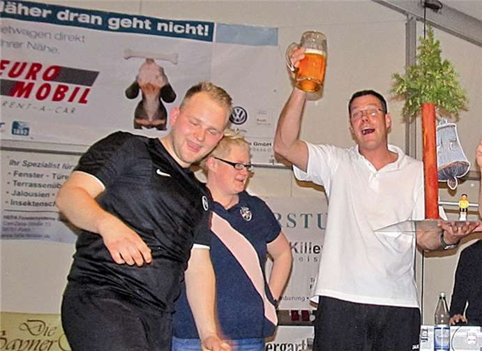 Die Musiker von „Tradition“ konnten am Ende über den originellen Wanderpokal jubeln. PS
