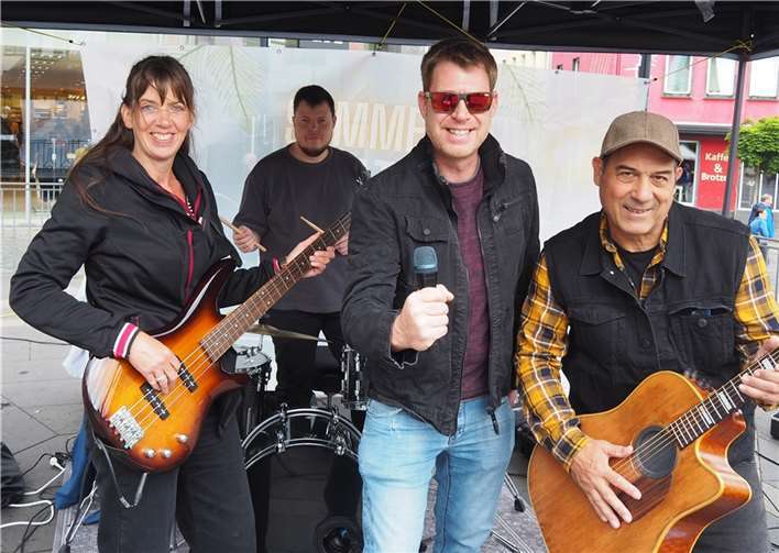 Die Musiker von „Way Back“ beim Opening der Summer Beats in Mayen (v.l.) Melanie Taubert, Daniel Sehr, Tim Hommrich und Sandro Ibba zauberten eine mitreißende Atmosphäre auf den Mayener Marktplatz. Fotos: BS