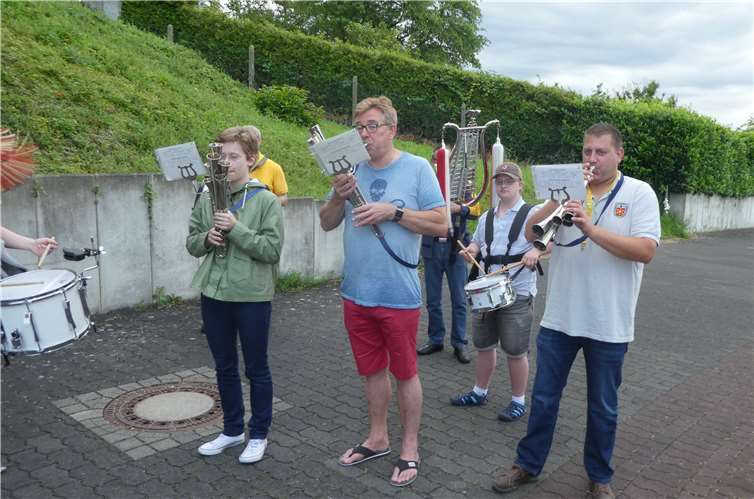 Die Musiker zogen mit ihren Instrumenten durch den Ort.