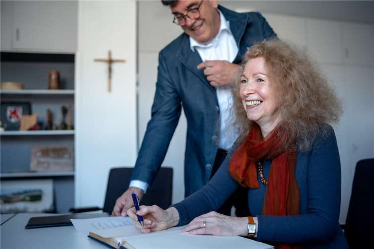 Die Musikerin Cordelia Loosen-Sarr hat sich im Goldenen Buch der Gemeinde Wachtberg verewigt. Foto: Gemeinde Wachtberg