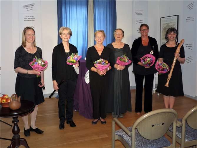 Die Musikerinnen mit der Regisseurin und Ingrid Husemann (3. von rechts).  Fotos: Ohm