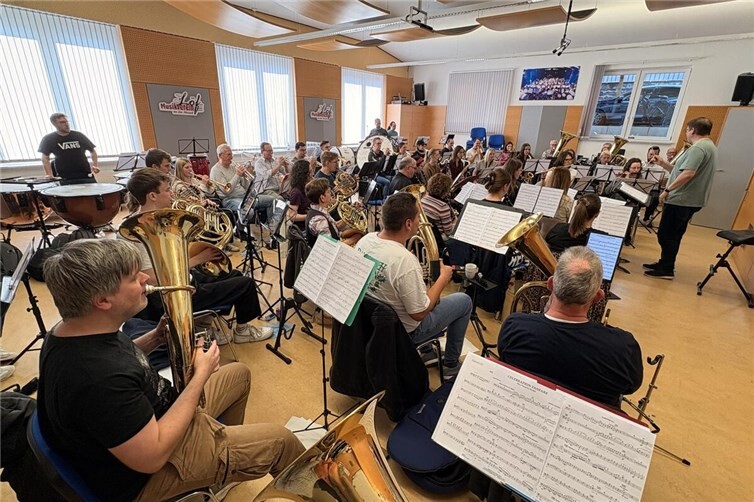 Die Musikerinnen und Musiker bereiten sich seit vielen Wochen unter der Leitung von Reinhard Lisecki und Christian Krier intensiv auf die Konzerte vor.