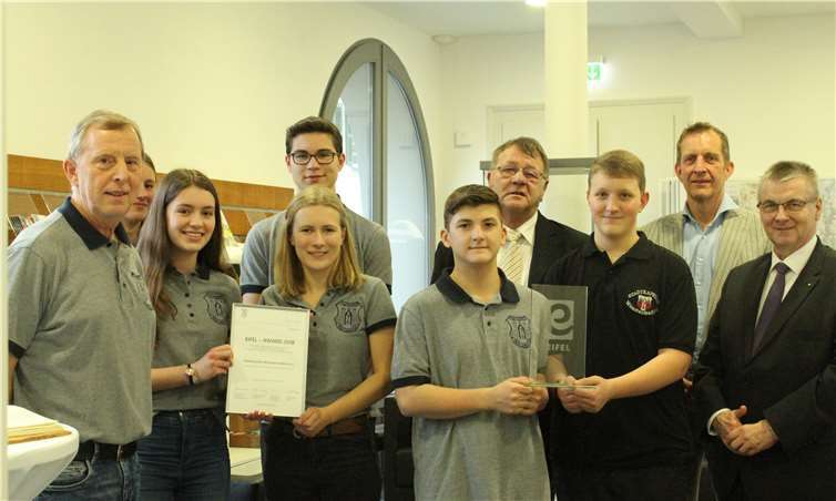 Die Musikerinnen und Musiker der Münstermaifelder Stadtkapelle präsentieren stolz ihren Preis. Auch Landrat Dr. Saftig, Bürgermeister Maximilian Mumm, Stadtbeigeordneter Bernd Halfen („Wir sind sehr stolz auf unsere Stadtkapelle“) und Ortsbürgermeister Manfred Görgen gratulieren. Foto: Privat