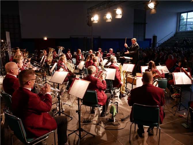 Die Musikerinnen und Musiker des Stadtorchesters sind mit viel Leidenschaft bei der Sache und freuen sich, endlich wieder vor Publikum auftreten zu dürfen. Foto: Stadtorchester Andernach