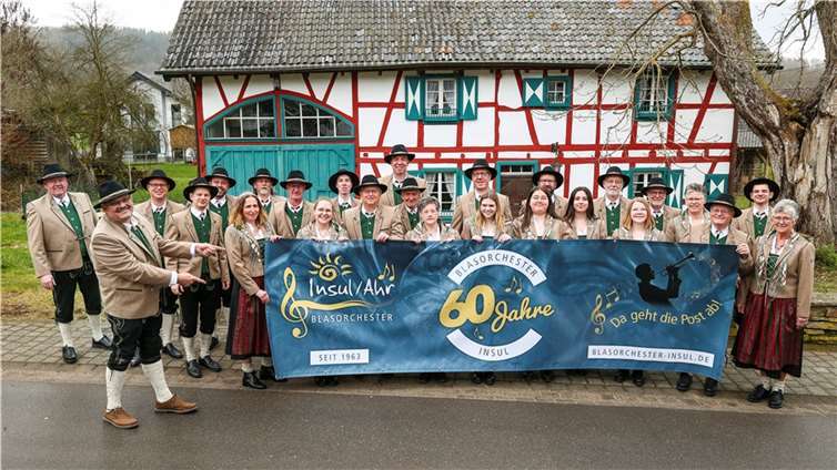 Die Musikerinnen und Musiker unter der musikalischen Leitung von Richard Knipp bereiten sich schon seit mehreren Wochen auf das Jubiläumskonzert vor.  Foto: privat