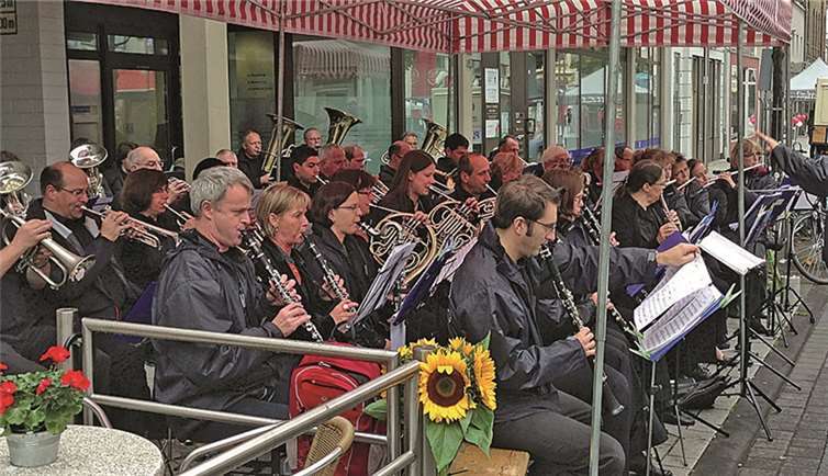 Die Musikfreunde „Fidelia“ Wormersdorf e. V. beim Stadtfest in Aktion. Privat
