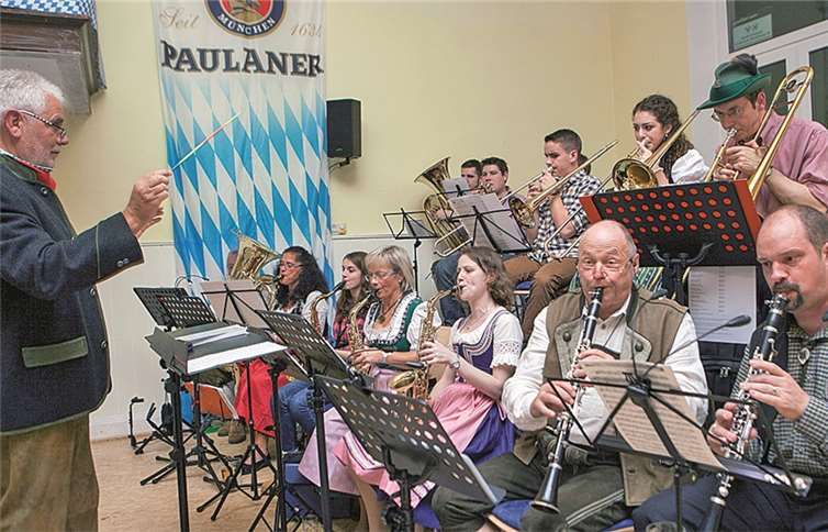 Die Musikfreunde Lantershofen begeisterten das Publikum beim Oktoberfest in Lantershofen. Foto: JOST