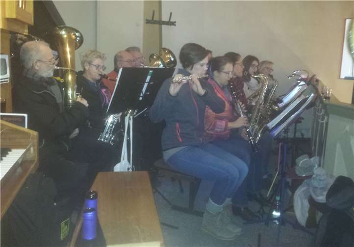 Die Musikfreunde Lantershofen spielten Advents- und Weihnachtslieder in der Kapelle Walporzheim. Foto: