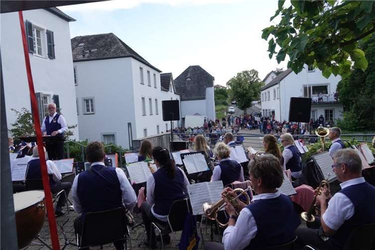 Die Musikfreunde Lantershofen spielten im Hof des Studienhaus „St. Lambert“ ein Benefizkonzert.Foto: DU