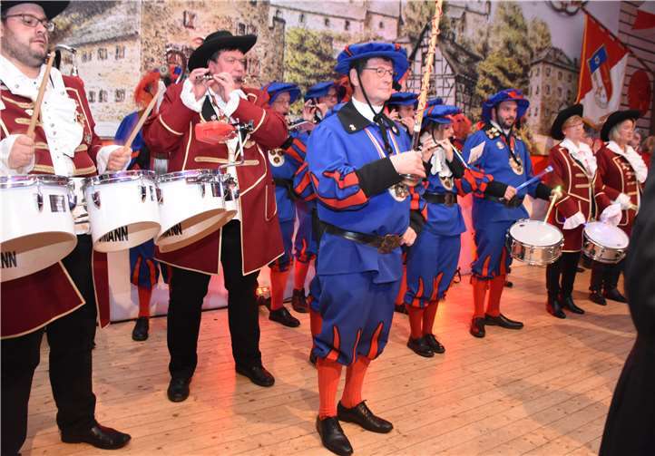 Die Musikfreunde Swisttal, bestehend aus dem Tambourcorps Odendorf und Buschhoven unter der Leitung von Dieter Ramershoven.Fotos: EICH