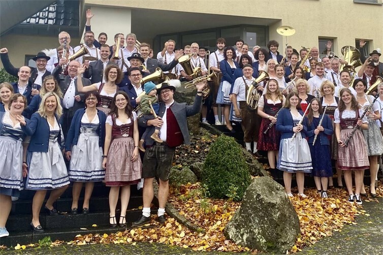 Die Musikfreunde aus Wershofen, Hümmel und Pitscheid vor dem Gemeindehaus in Hümmel