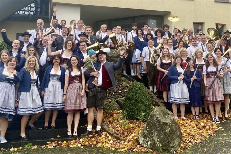 Die Musikfreunde aus Wershofen, Hümmel und Pitscheid vor dem Gemeindehaus in Hümmel