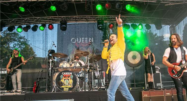 Die Musikgruppe „Queen Kings“ aus Königswinter begeisterte am Samstagabend das Publikum im Bad Neuenahr Kurpark mit den Songs der legendären Rockgruppe „Queen“. Fotos: JOST
