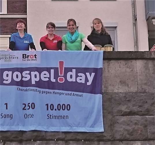 Die Musikgruppe Reflexe auf der Deichmauer in Neuwied. privat