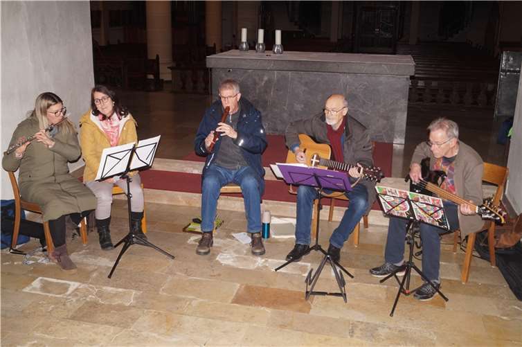 Die Musikgruppe „Spirit“ bereicherte wieder die Gebetsstunde für den Frieden in der Lahnsteiner Martinskirche.  Foto: Kolping St. Martin