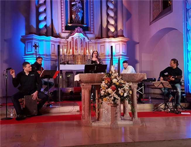 Die Musikgruppe Vicky-unplugged konzertierte in der Pfarrkirche St. Pankratius in Niederberg.