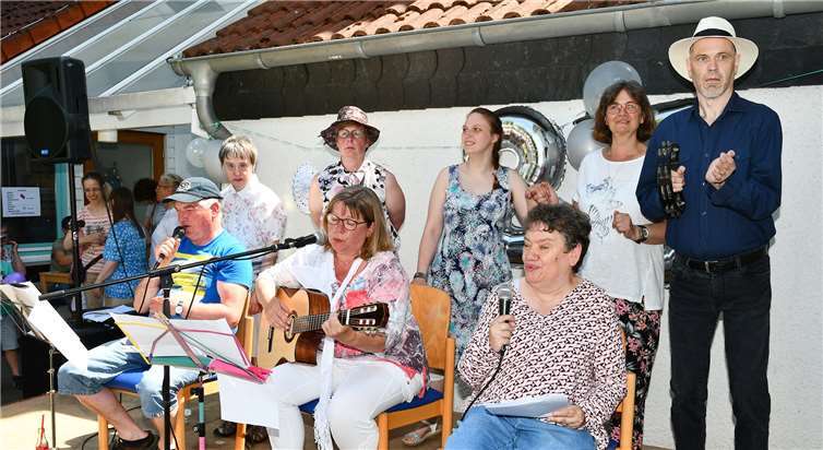 Die Musikgruppe der Bewohner des Lebenshilfehauses.Fotos: -RASCH-