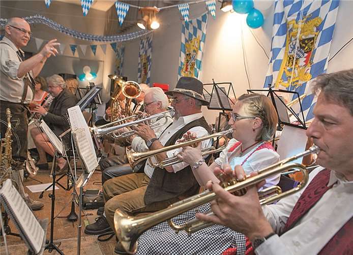 Die Musikkapelle Leimersdorf unter der Leitung von Josef Moog sorgte für die passende Blasmusik Oktoberfest der Trägergemeinschaft Leimersdorf. Foto: -JOST-