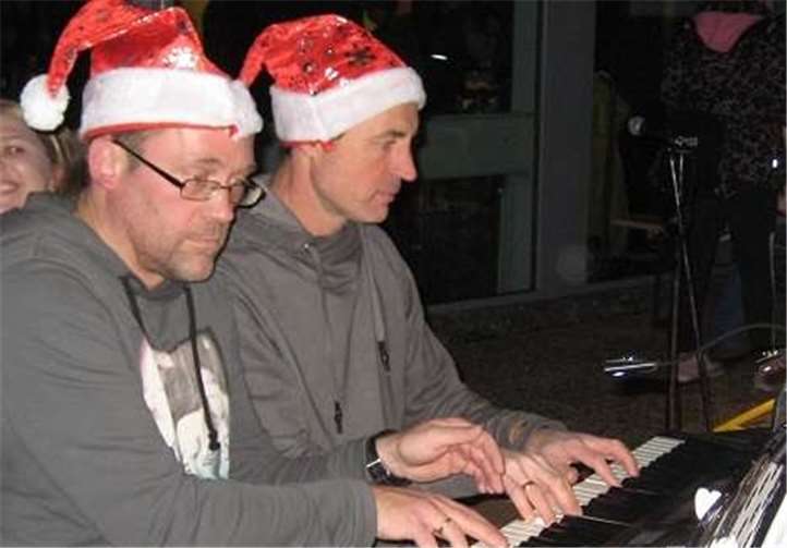 Die Musiklehrer Frank Pohl und Stephan König spielten einige Weihnachtslieder vierhändig am Klavier. privat