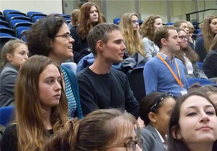 Die Musiklehrer Karin Lang und Patrick Grodau (dritte Reihe, v.l.) waren begeistert von den Leistungen ihrer Schüler beim Workshop mit Voces8: