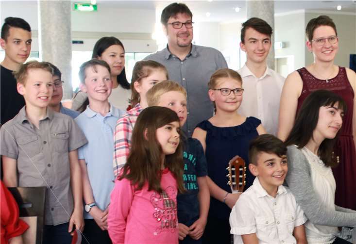 Die Musikschüler mit Frank van Häfen (Mitte).LhjackFotografie