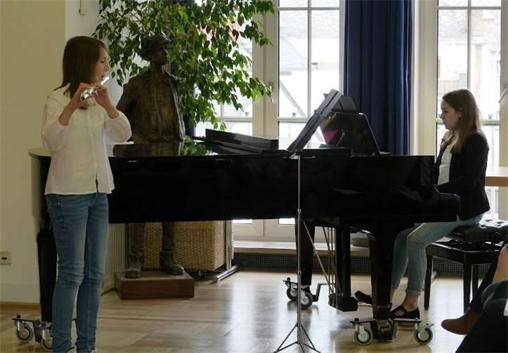 Die Musikschüler üben, vor größerem Publikum zu spielen. KMS MYK