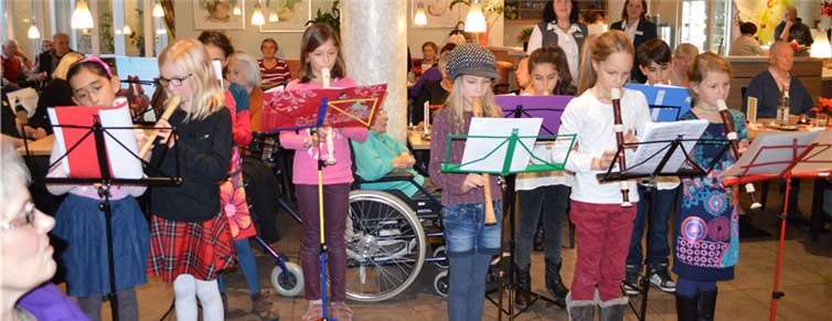 Die MusikschülerInnen boten ein Konzert mit fast ausschließlich bekannten Musikstücken aus der Advents- und Weihnachtszeit.AB