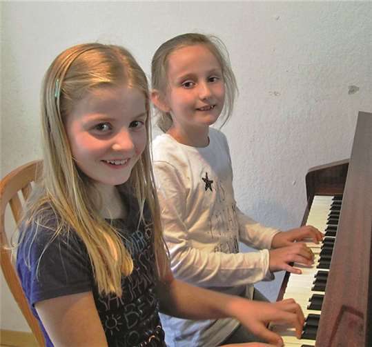 Die Musikschülerinnen P. Hambach und N. Weber werden „Die verlorene Melodie“ erklingen lassen.  KMS