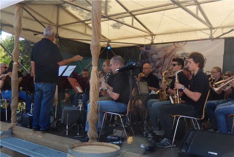 Wein, Musik und gute Laune  Die Musikvereinigung Bad Neuenahr-Ahrweilerunterhielt die Gäste mit Blasmusik und Evergreens.