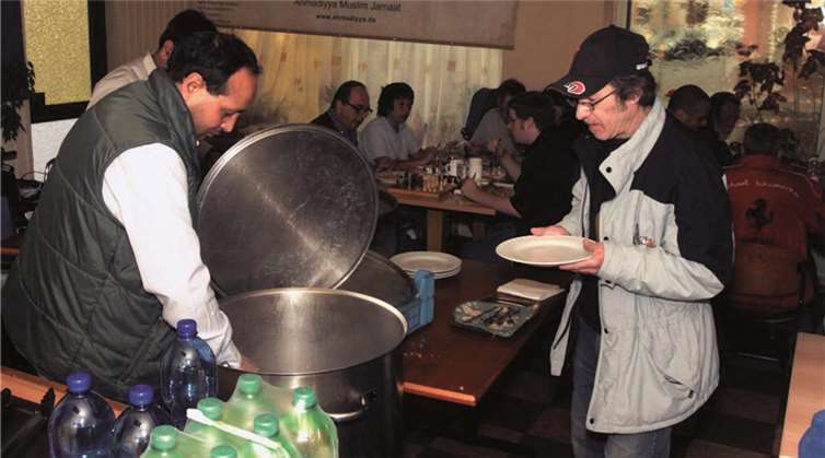 Die Muslime halfen auch bei der Essensausgabe. Privat