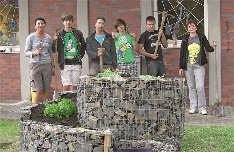 Die MusterKnaben, Marianne Marhöfer-Ley und Jutta Knieps zusammen mit der selbst erbauten Kräuterspirale zur Verschönerung der Schule. Privat