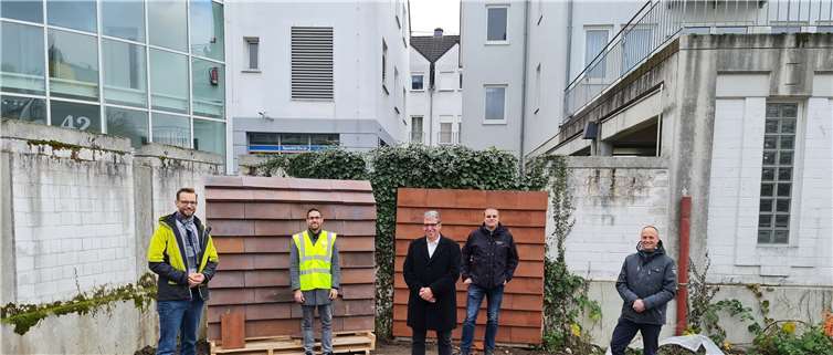 Die Musterwände lassen erahnen, wie die Fassade des Verbandsgemeindehauses einmal aussehen wird. Die Eigenschaften des Materials prüften eigenhändig (v.l.) Bürgermeister Ulrich-Richter-Hopprich, Projektleiter Stefan Baumgarten, der Erste Beigeordnete Andree Stein sowie Sascha Schmidt und Markus Felsing vom Projektteam der Verwaltung. Foto: VG Montabaur