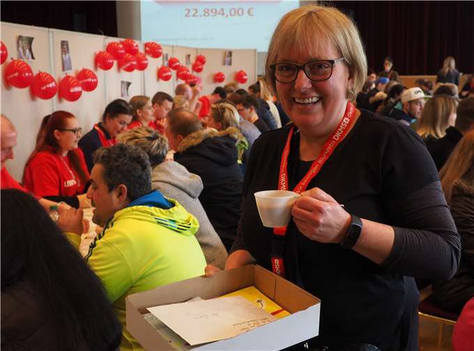 Die Mutter von Leon, Simone Müller, half bei der Aktion kräftig mit.