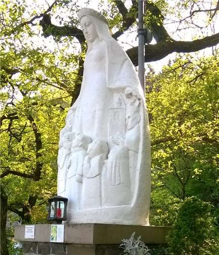 Die Muttergottes werden von Anni Koch stets mit frischen Blumen bedacht. privat