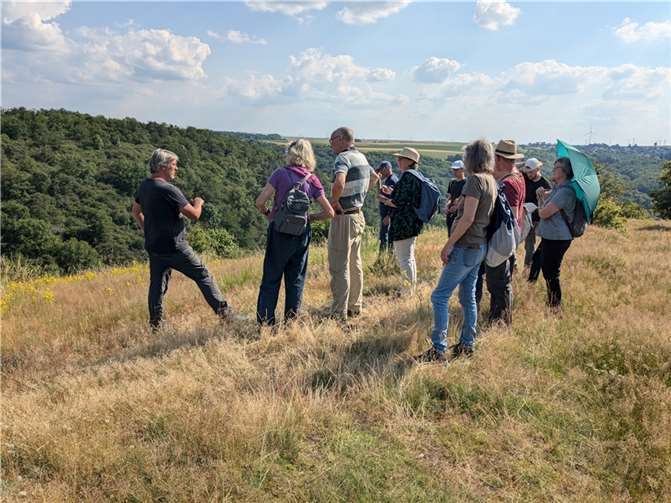Die NABU-Mitglieder und Interessierte am Juckelberg bei Kollig.  Foto: privat