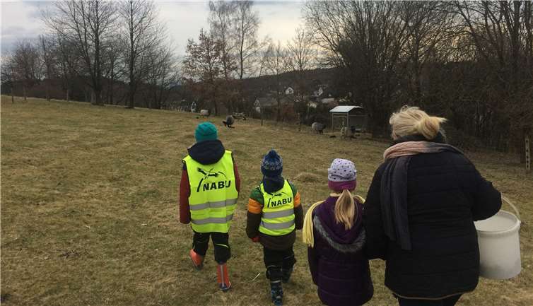 Die NAJU-Kinder mit Leiterin unterwegs.privat